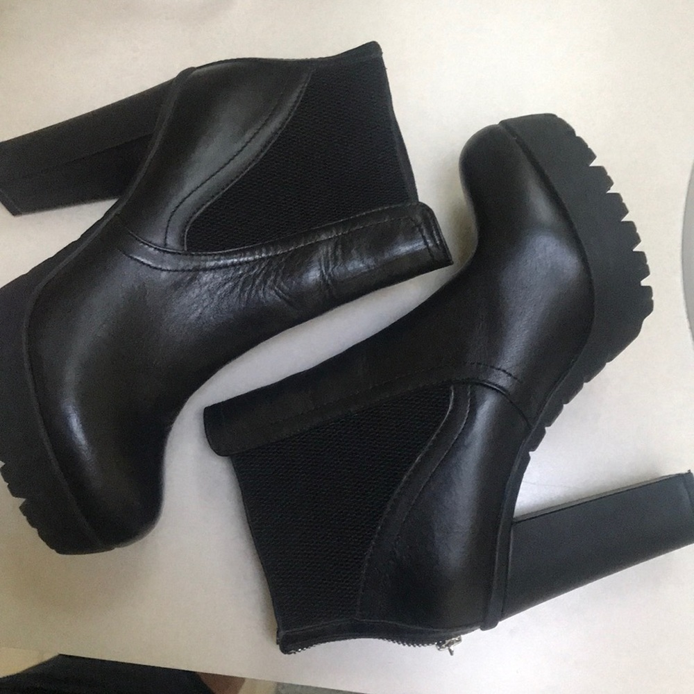 Like New Leather Steve Madden booties size 9!